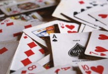 เปรียบเทียบ “ป๊อกเด้งพื้นบ้าน” vs “ป๊อกเด้งออนไลน์” แบบหมัดต่อหมัด